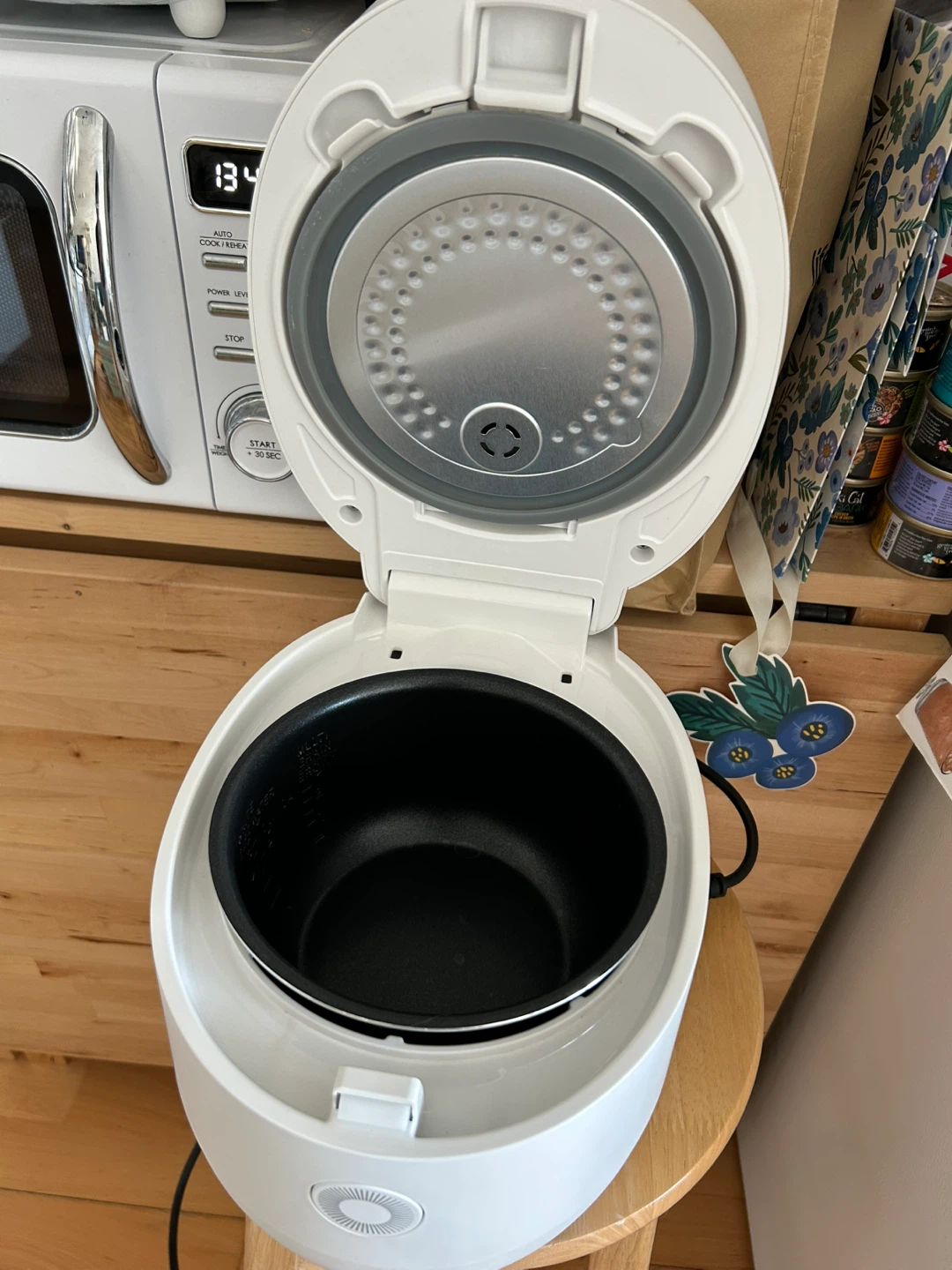 Sleek White CUCKOO Rice Cooker - like new - photo 4