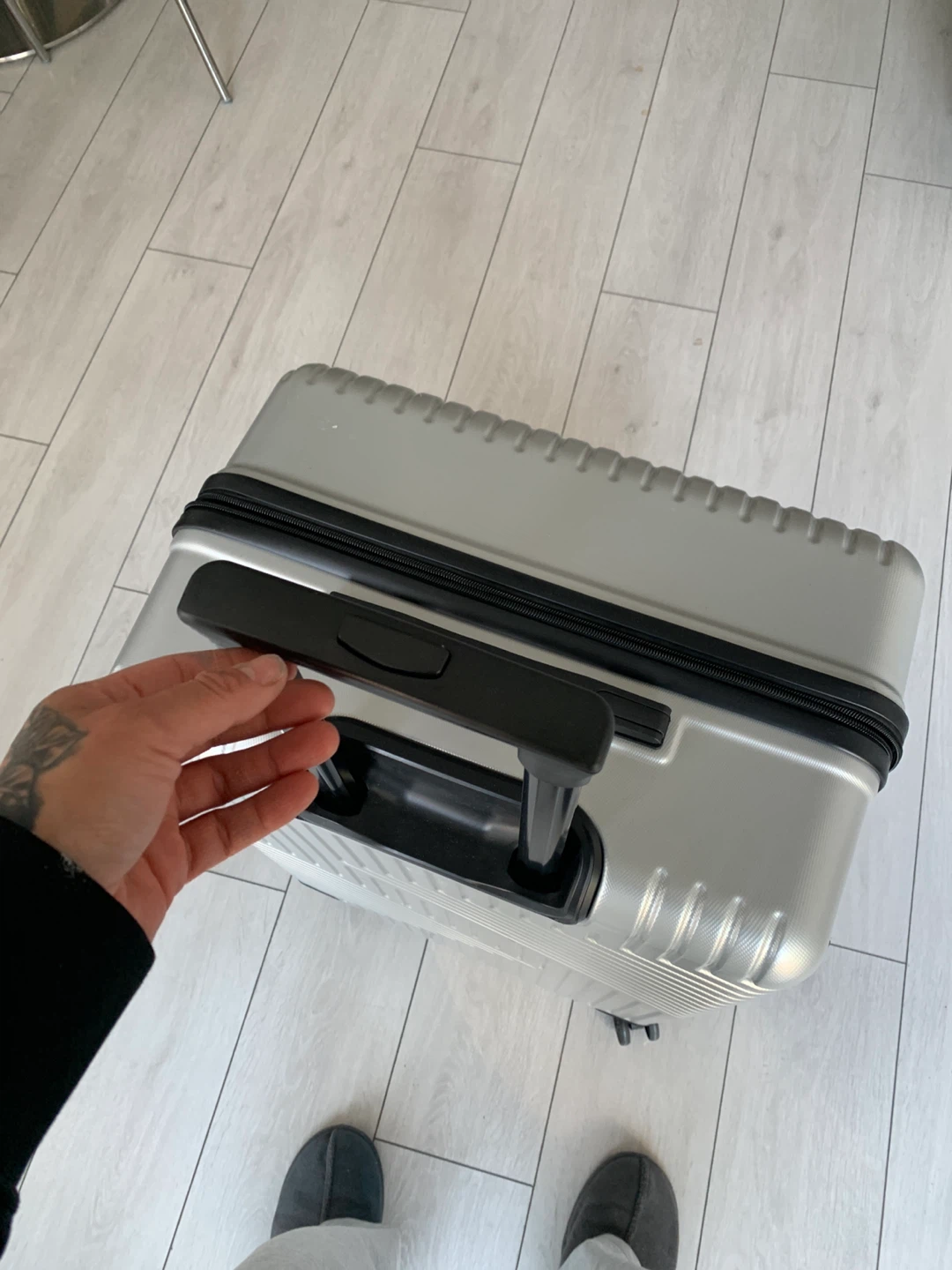 Large Silver Hardside Spinner Luggage - photo 4