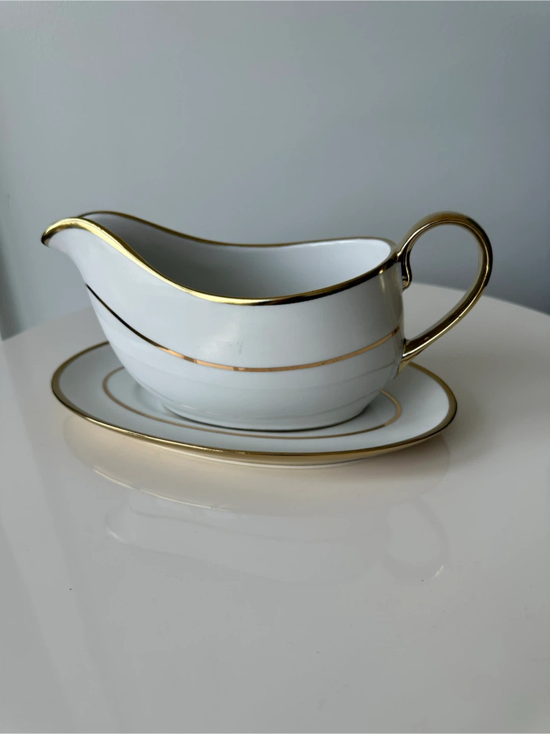 🥕 Elegant White Porcelain Gravy Boat with Gold Accents ✨🍽️