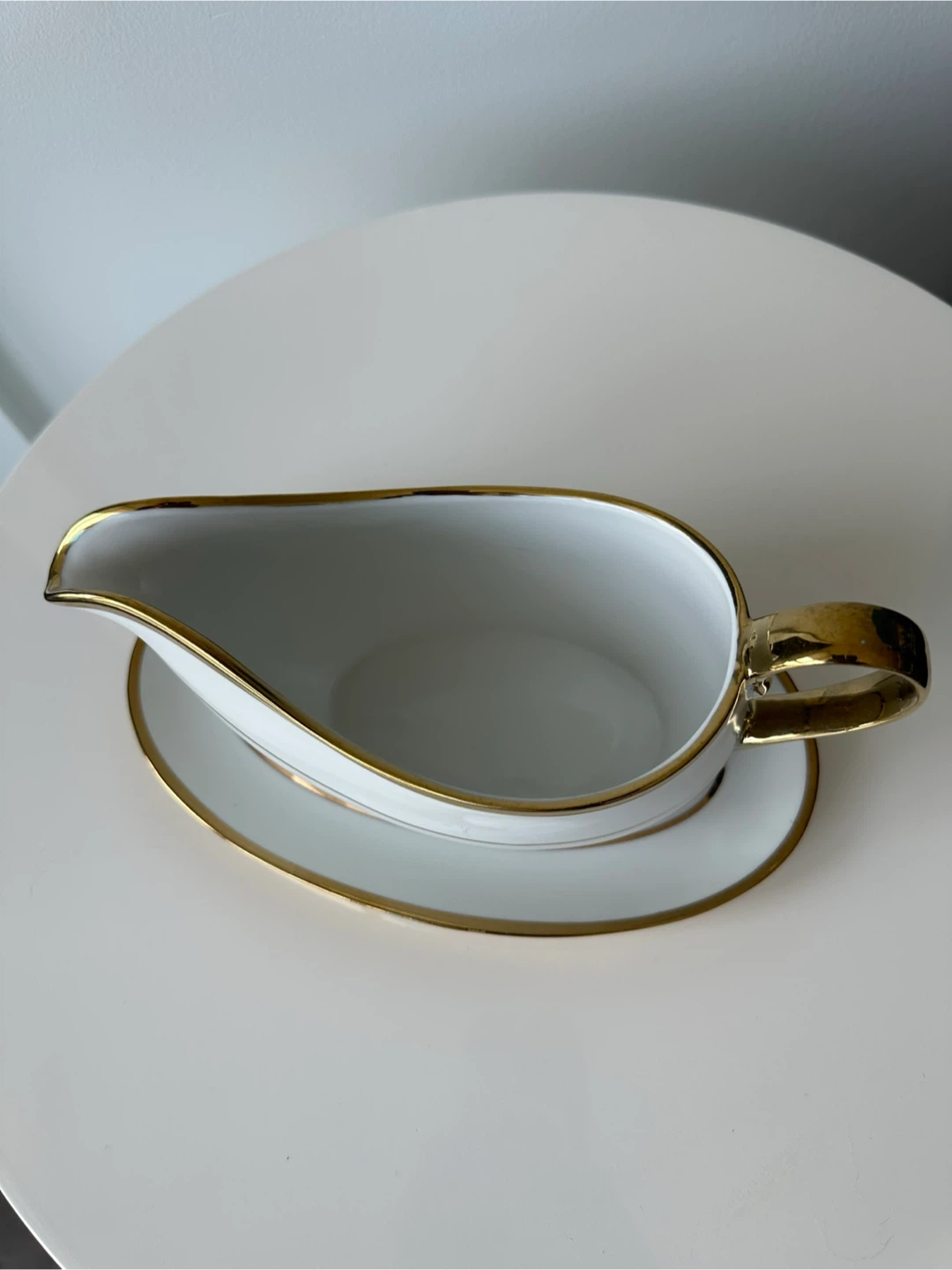 🥕 Elegant White Porcelain Gravy Boat with Gold Accents ✨🍽️ - photo 2