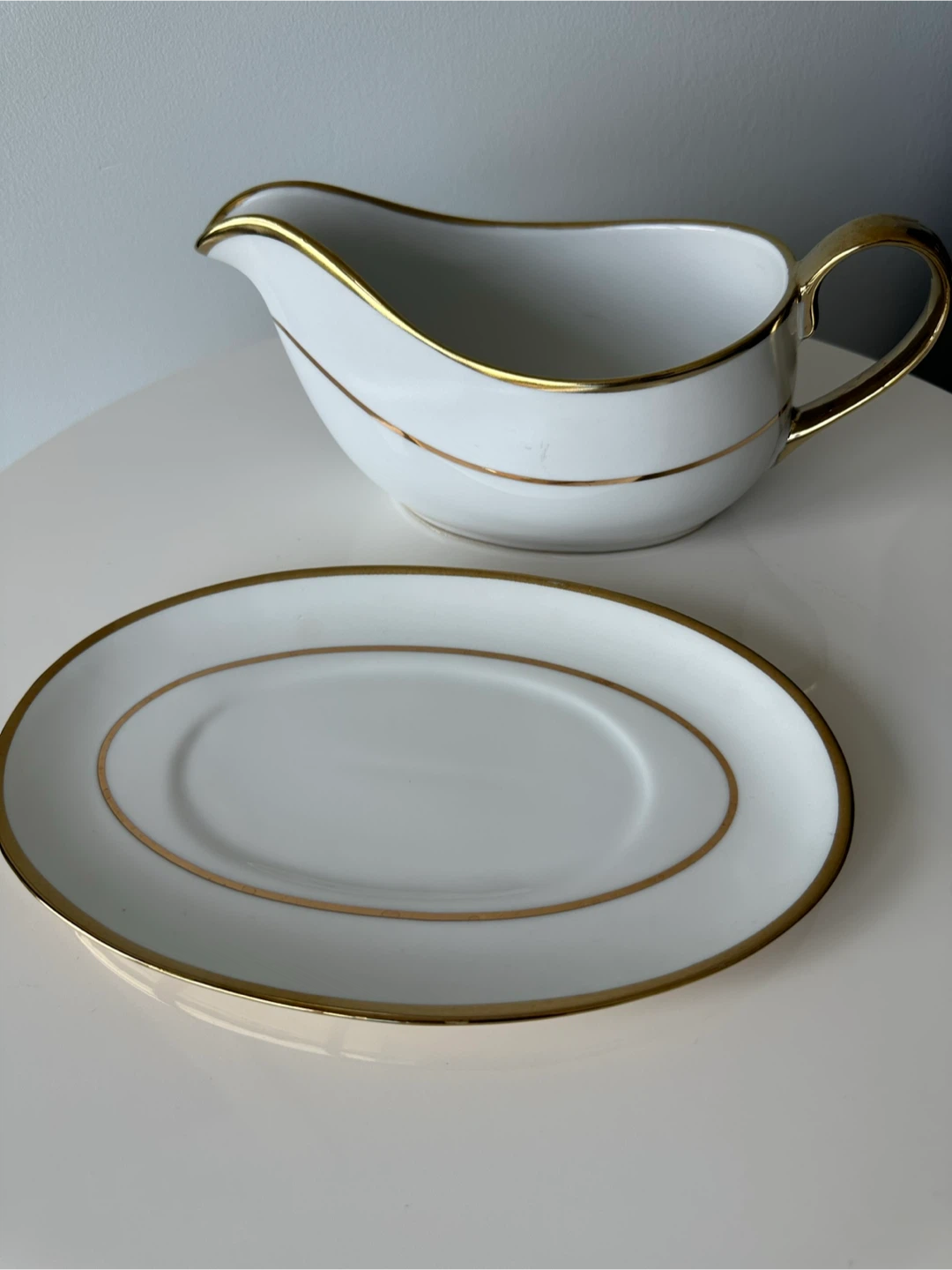 🥕 Elegant White Porcelain Gravy Boat with Gold Accents ✨🍽️ - photo 3