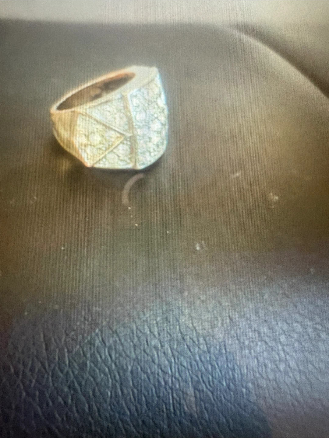 Bague style Art déco ornée de strass argentés