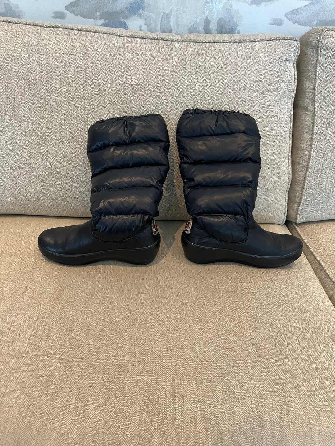 Woman’s black winter boots Moncler