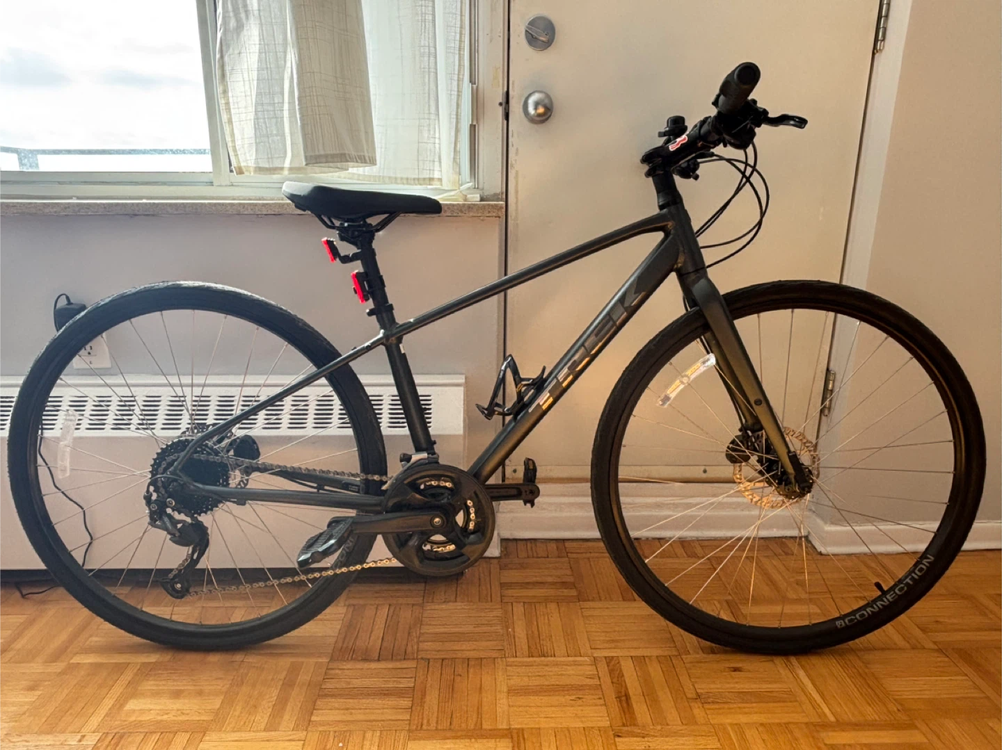 LIKE NEW!! Trek FX 2 Disc Hybrid Bike
