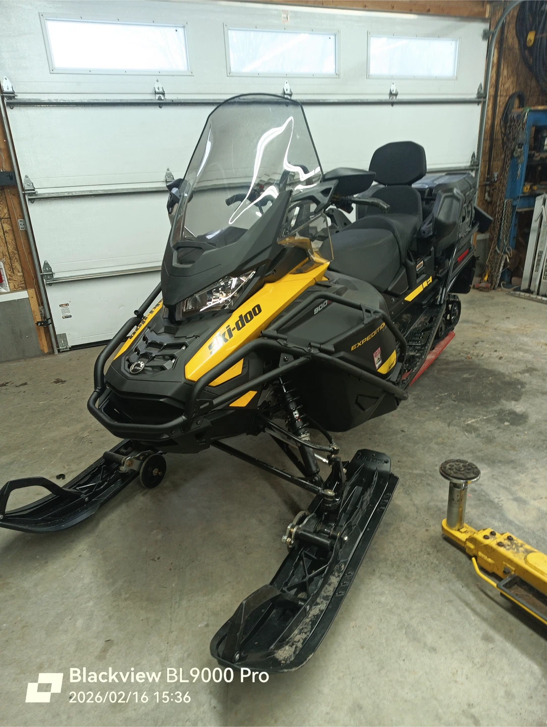 Ski-Doo Expedition LE 900 ACE Turbo Snowmobile