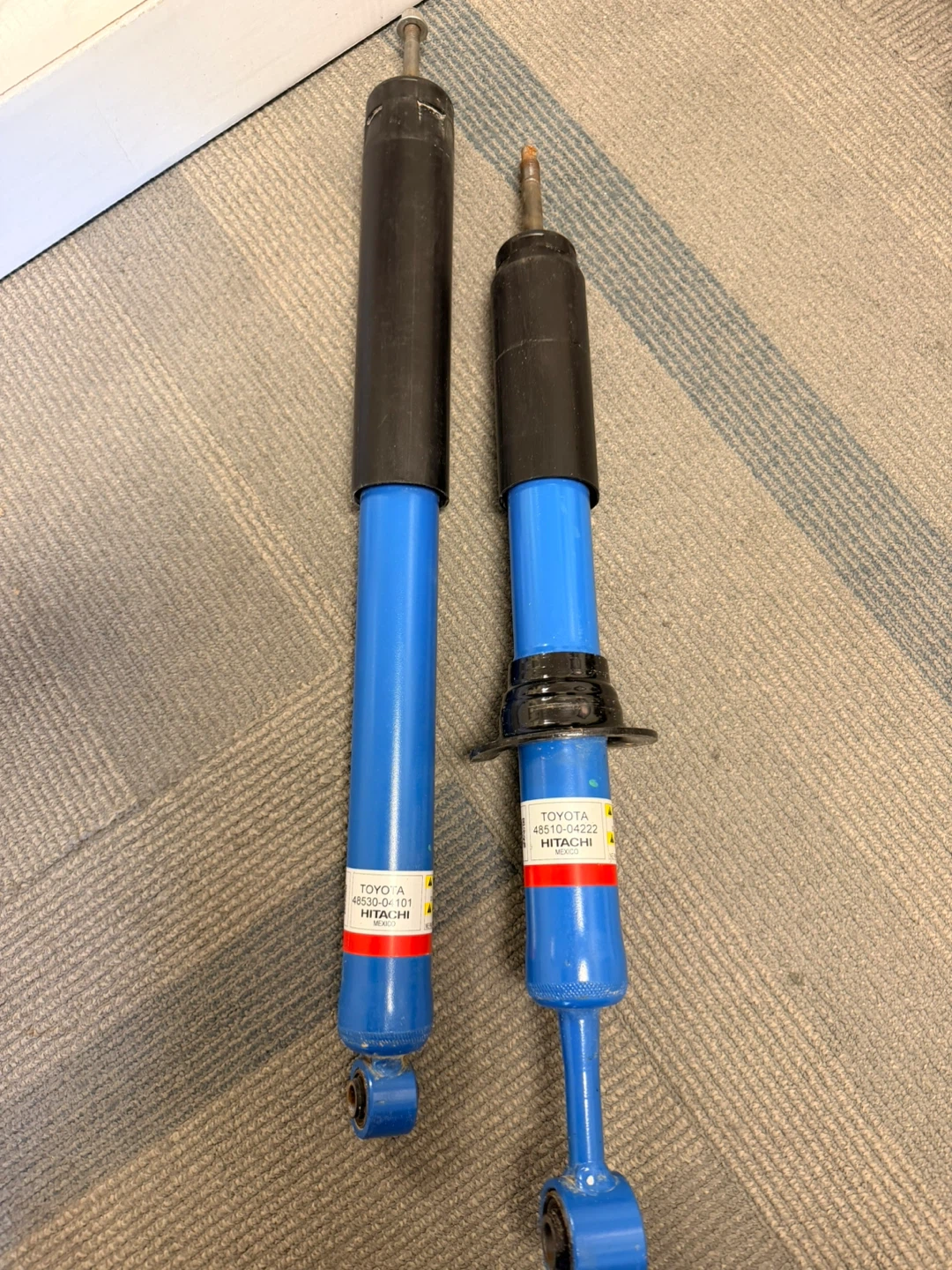 Toyota Hitachi Shock Absorbers 48530-04101 48510-04222 - photo 3
