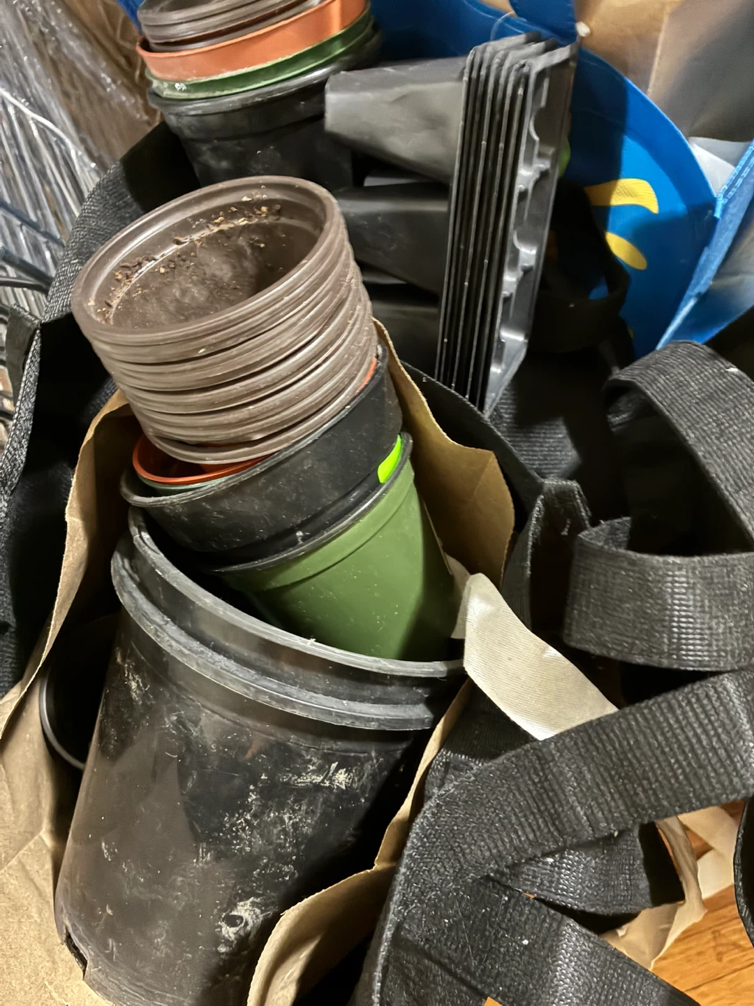 FREE seedling trays, fertilizers, assorted pots - photo 4