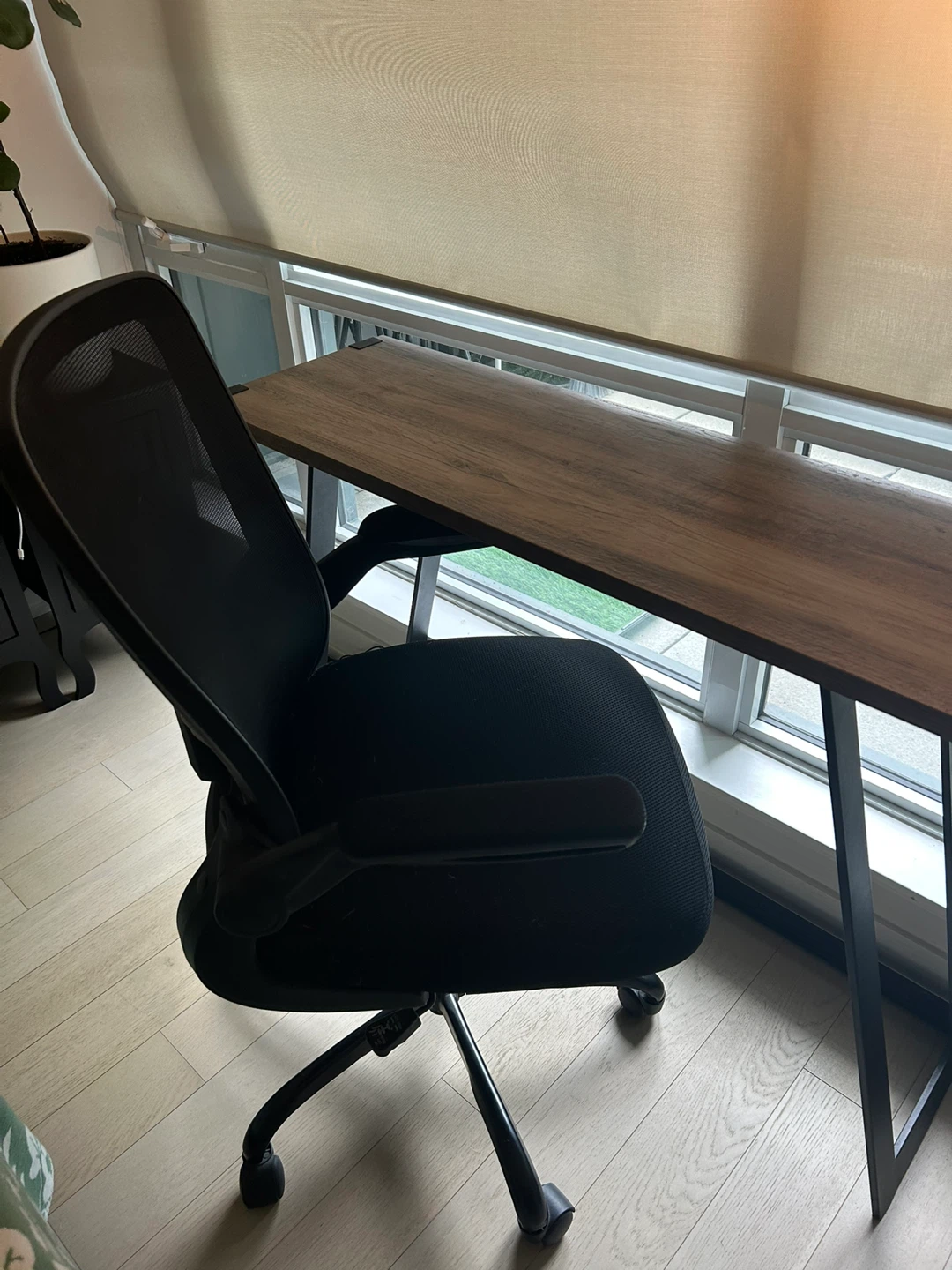 Black Mesh Office Chair - photo 2