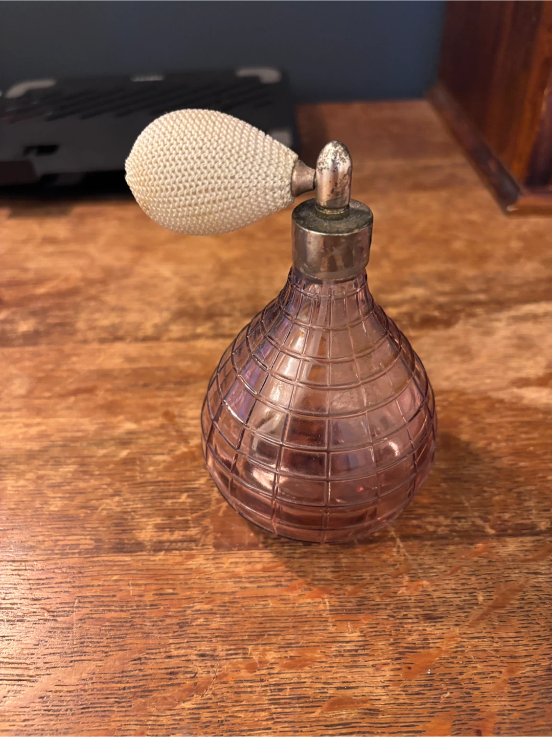 Vintage-style Perfume Atomizer with Bulb