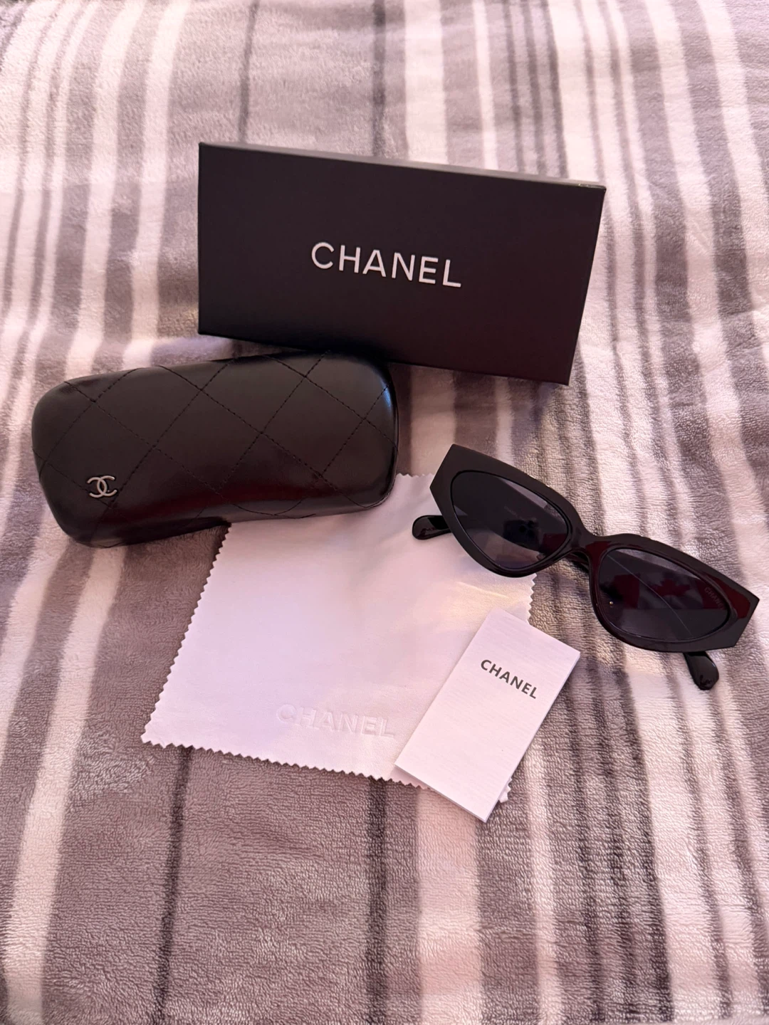 CHANEL Black Cat-Eye Sunglasses - photo 4