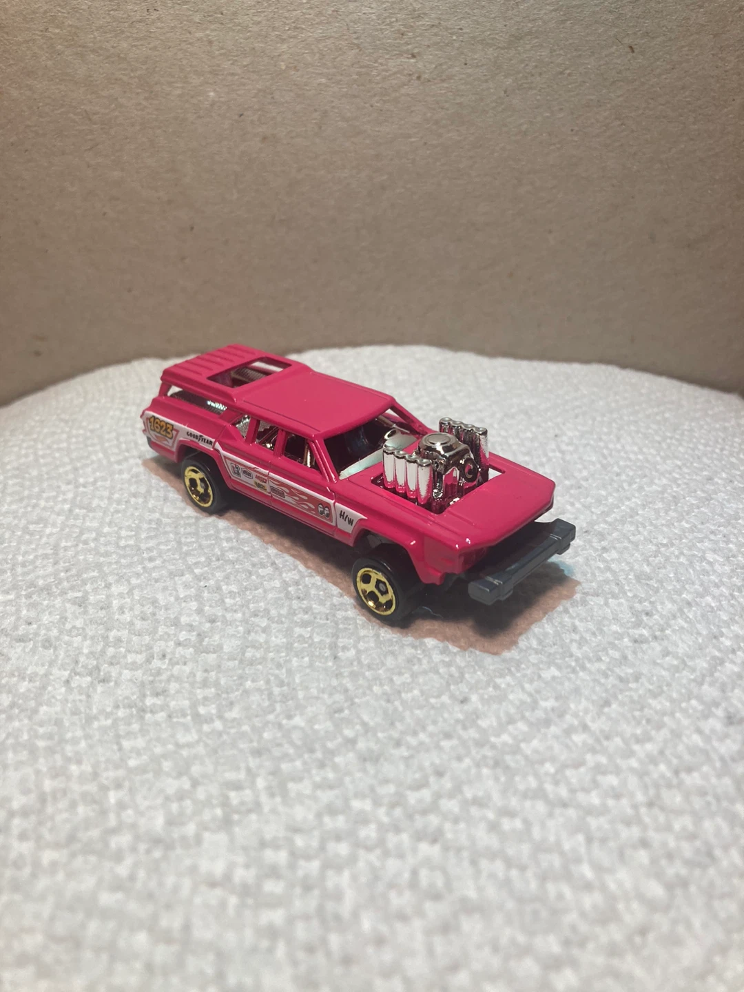 Hot Wheels Loose / Cruise Bruiser / Pink