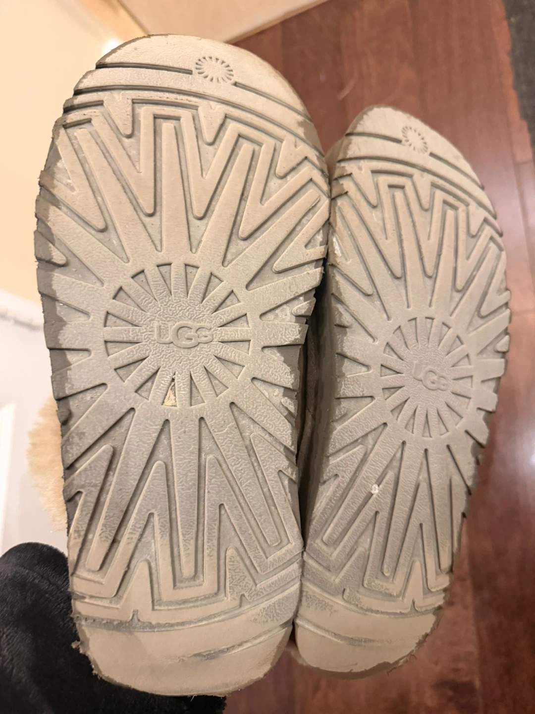 Ugg Slippers (Size 9) - photo 3