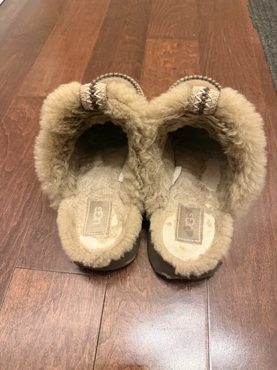 Ugg Slippers (Size 9) - photo 2