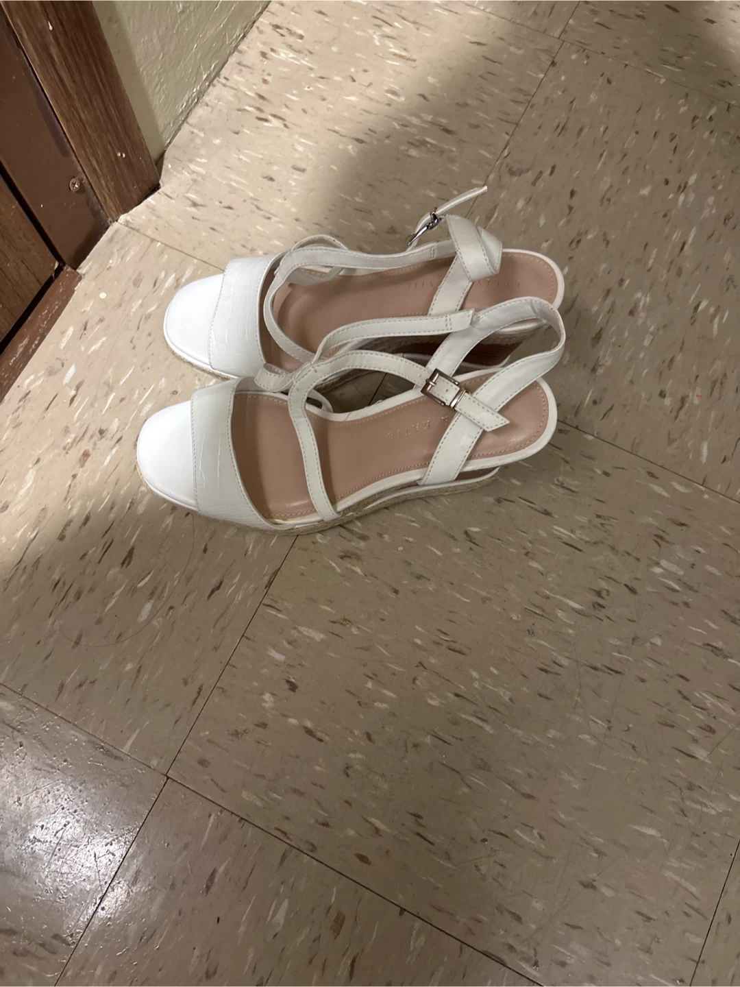 Kelly & Katie White Wedge Sandals 🥕- Size 8 1/2M - photo 2