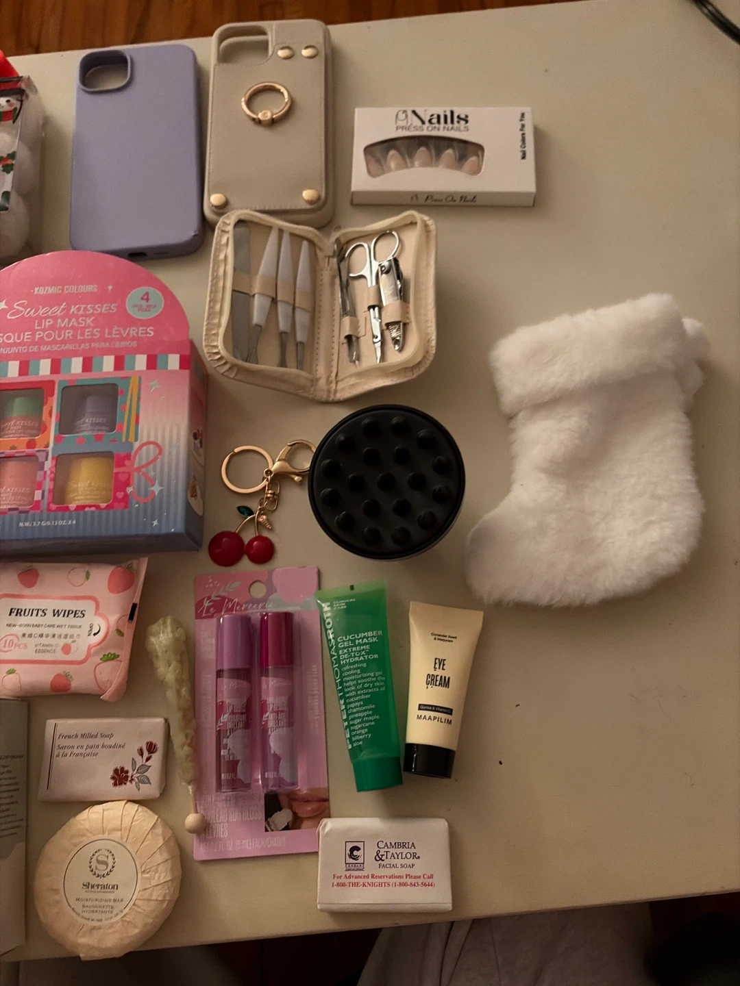 Basket full of gift items (skincare etc) - photo 5