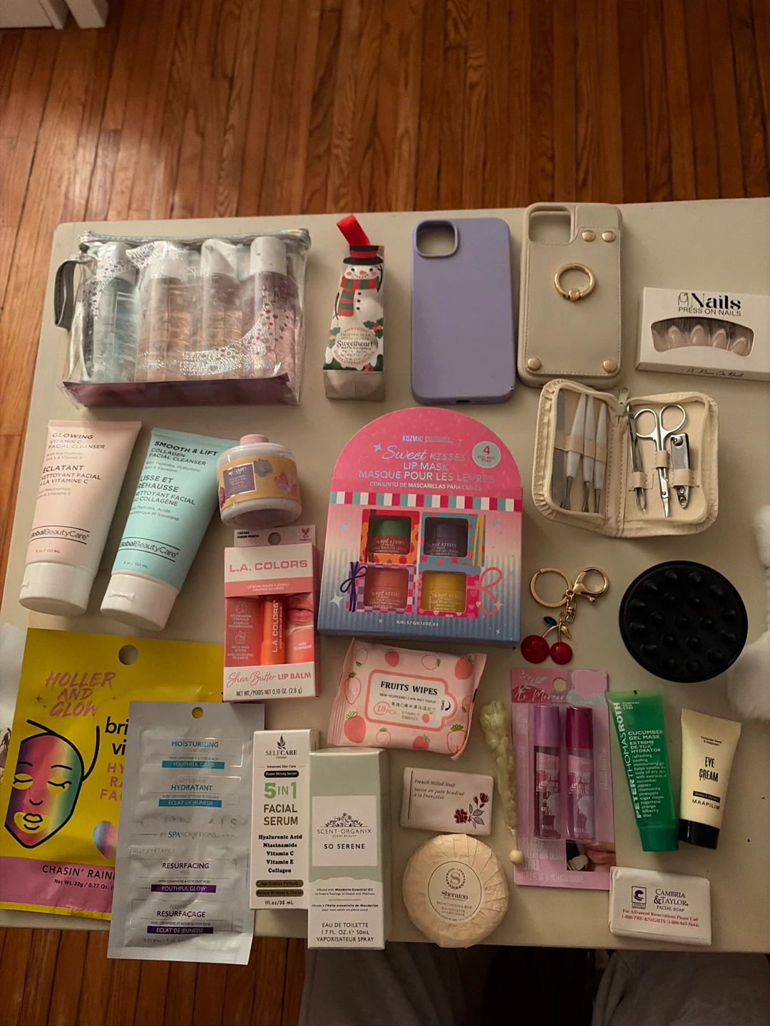 Basket full of gift items (skincare etc) - photo 3
