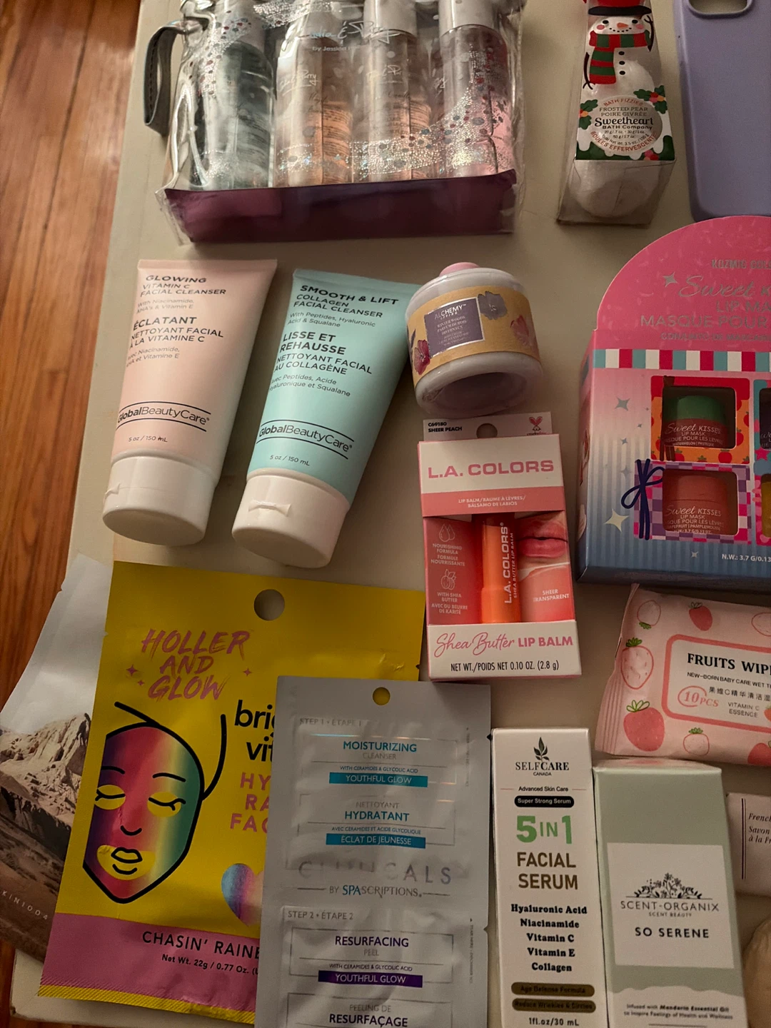 Basket full of gift items (skincare etc) - photo 4