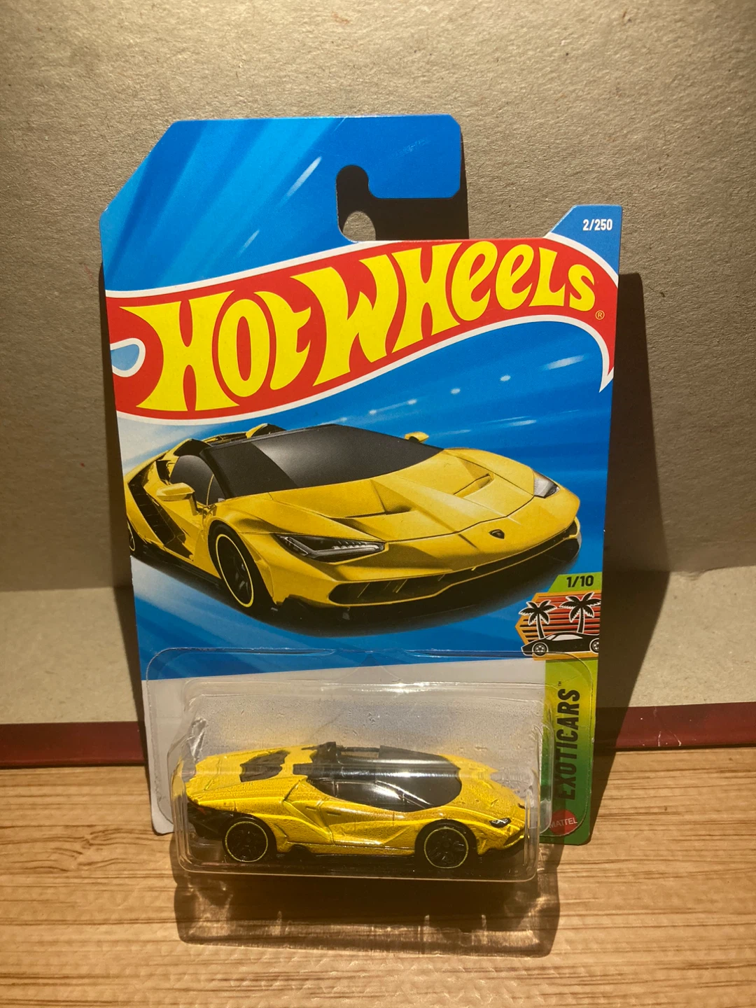 Hot Wheels / 16 Lamborghini Centenario Roadster / Yellow