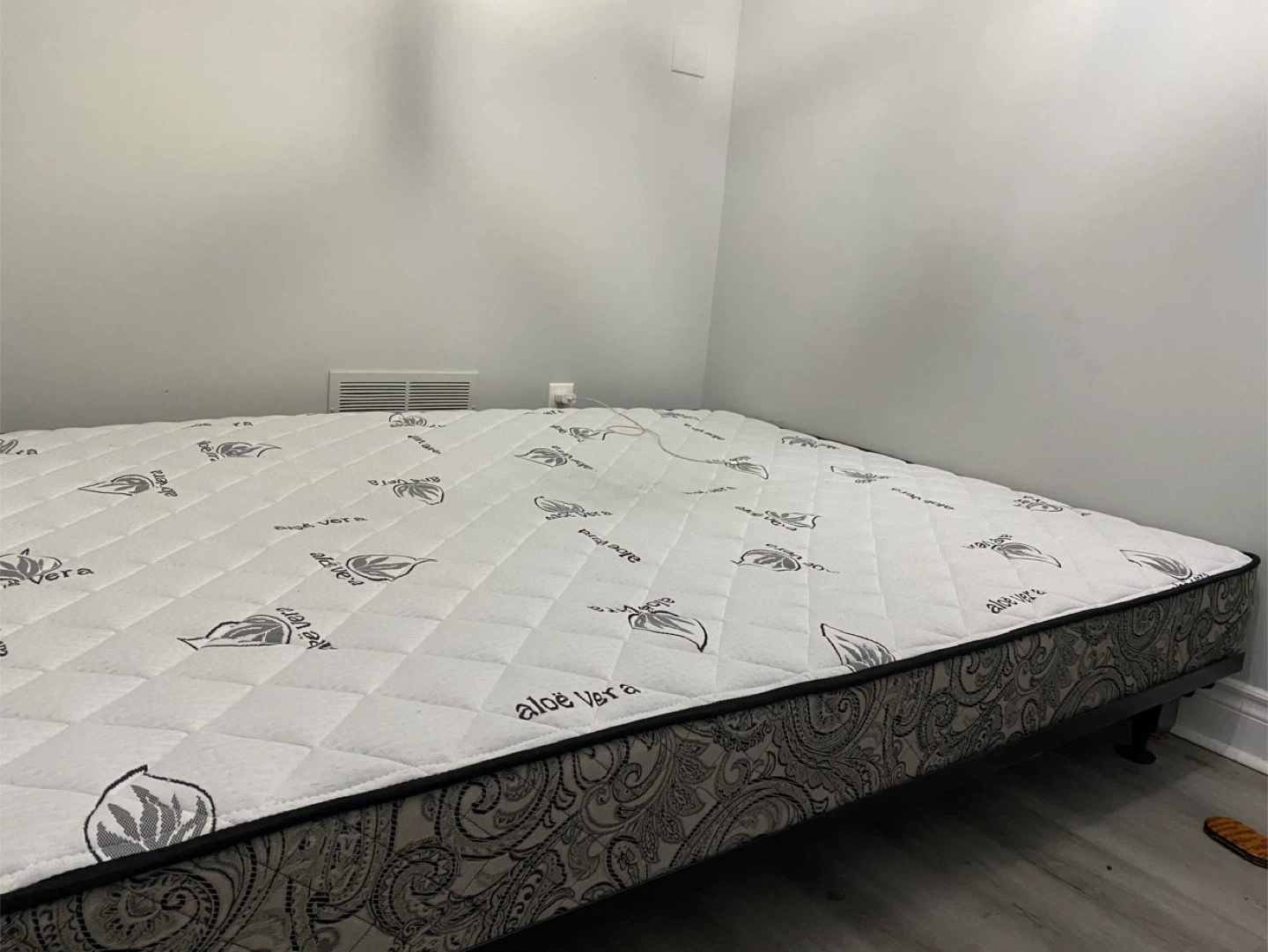 SPRINGWALL firm mattress Queen + Metal base