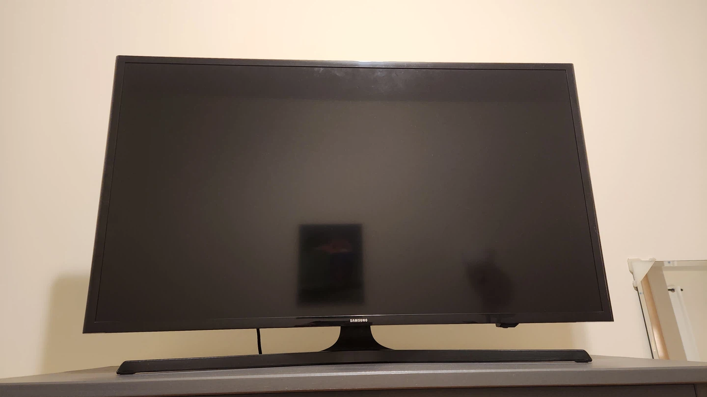 Samsung 40” TV + Roku (Remote Included)