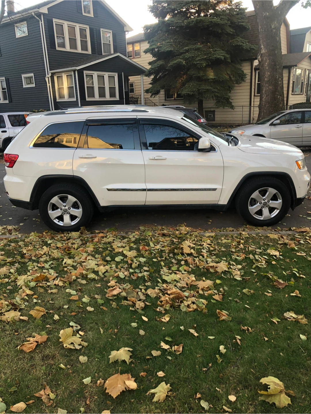 White Jeep Grand Cherokee