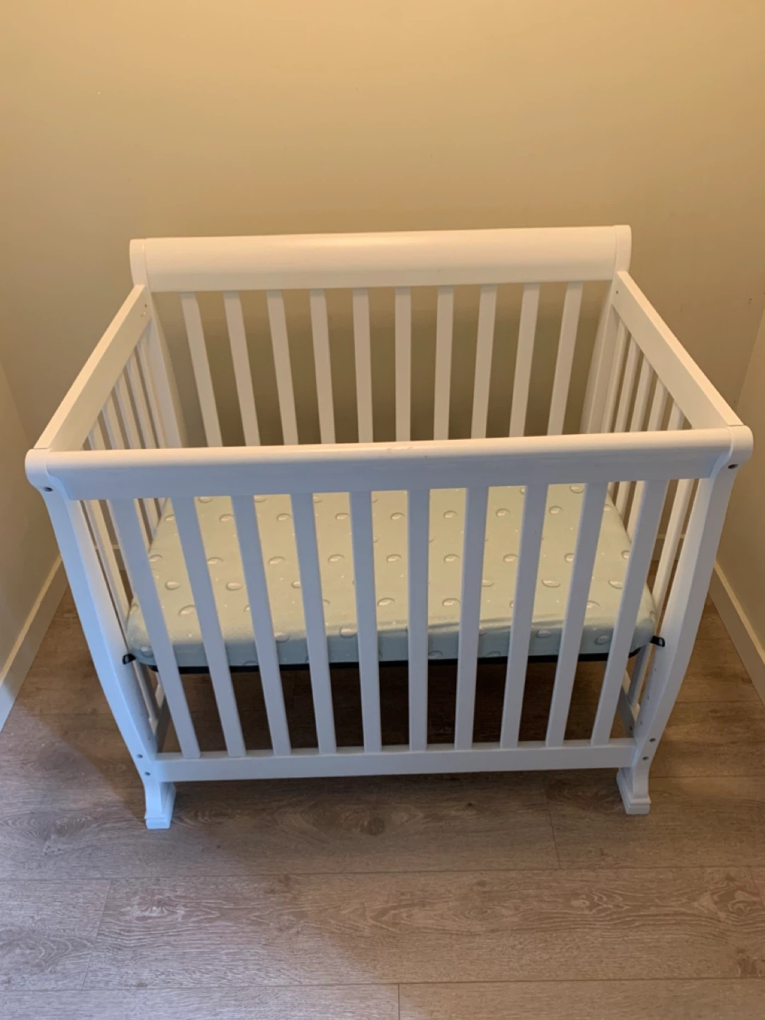 White Mini Crib with Mattress - photo 3