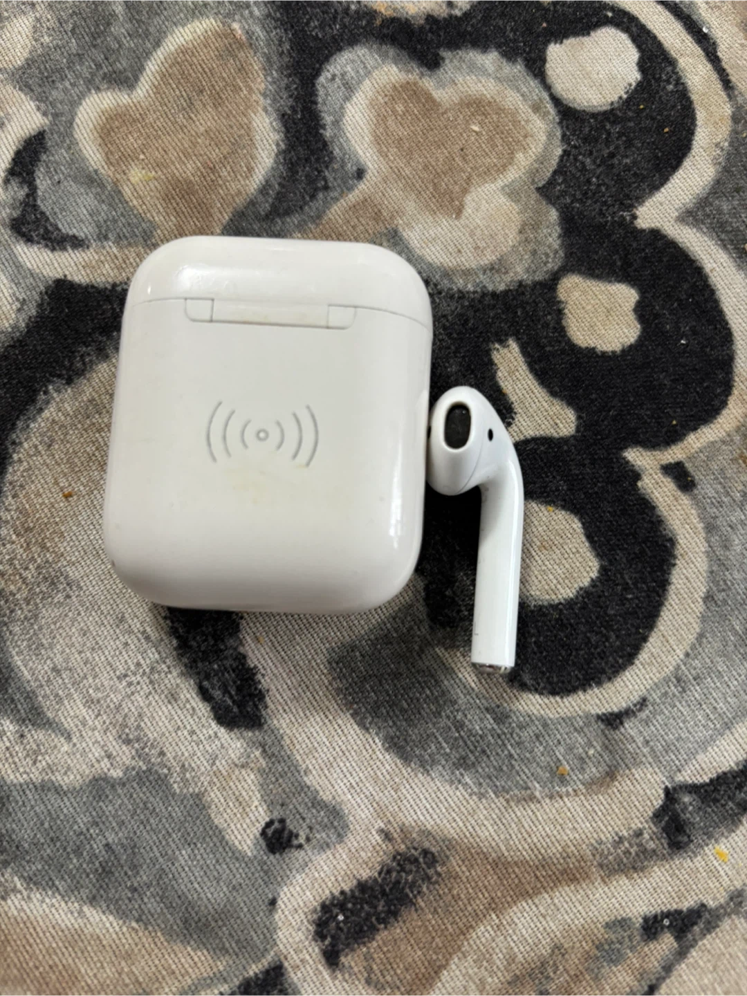 Apple AirPods Wireless Charging Case - photo 2