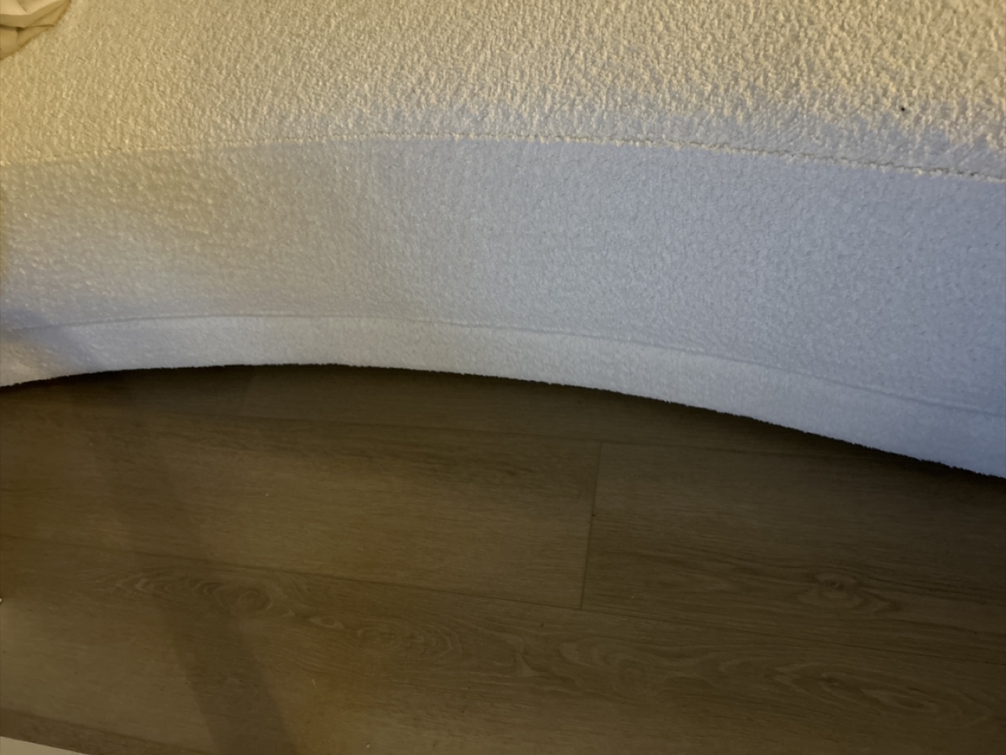 almost brand new Boucle Curved Sofa with 4 years warranty - photo 4