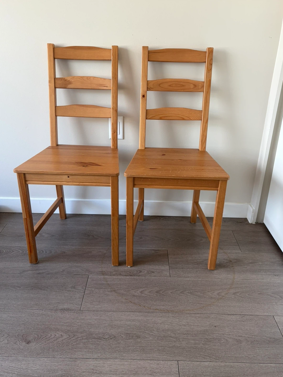 White Dining Table with Two Wooden Chairs - photo 3