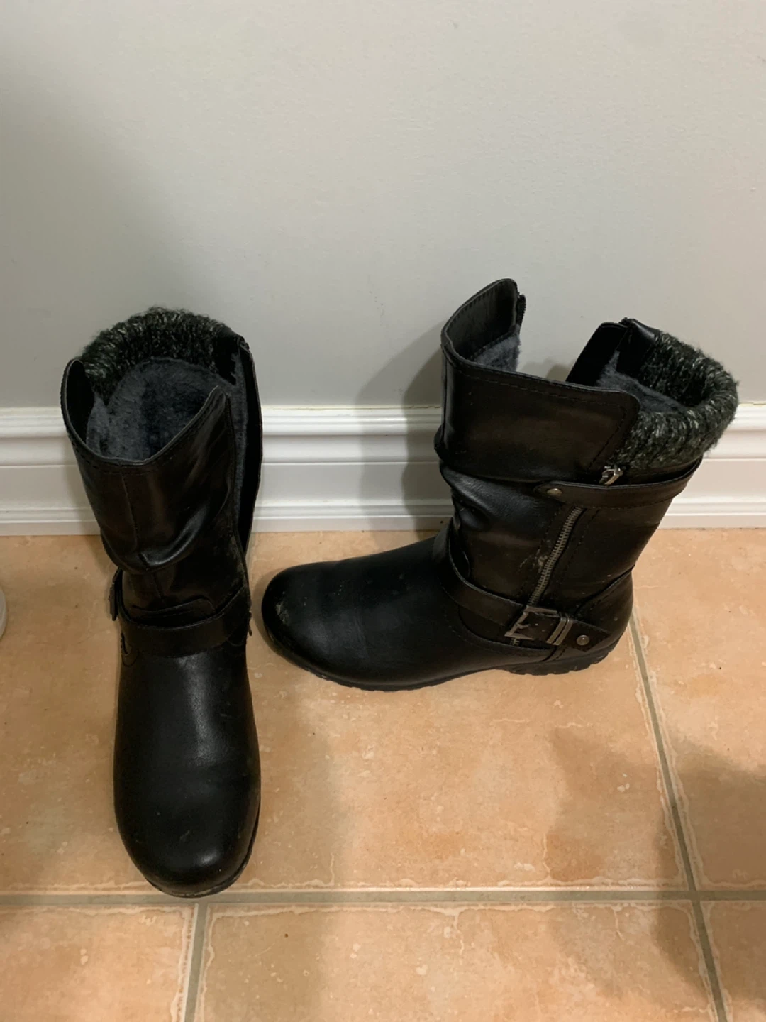 Black Winter Boots with Knit Trim
