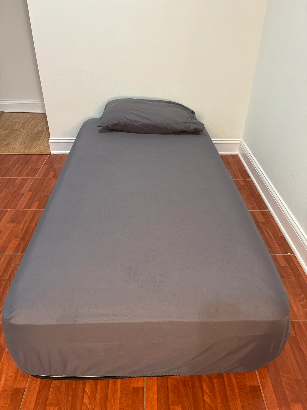 Twin COMFORTABLE mattress with pillow