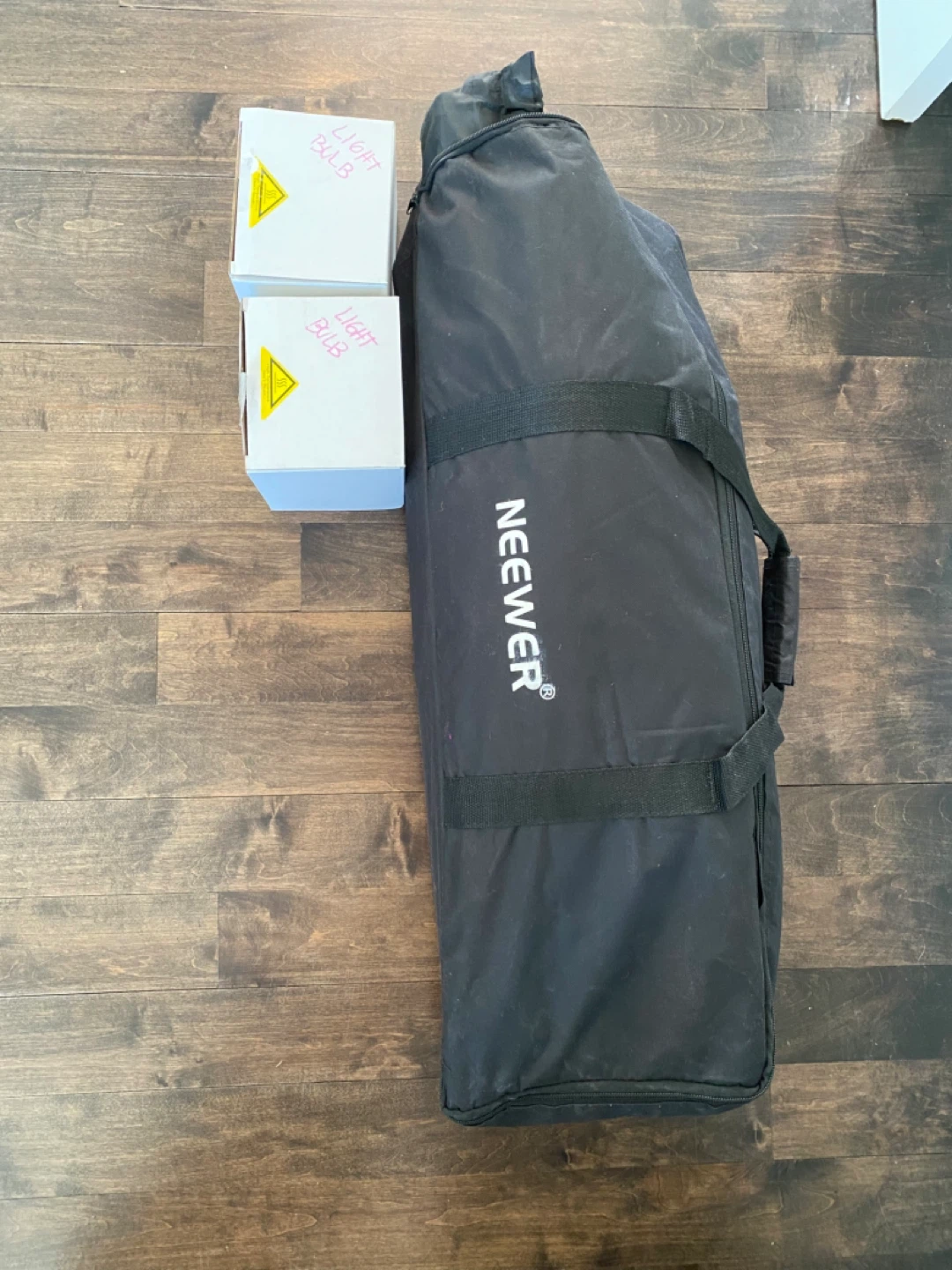 Neewer Softbox Lighting & Background Kit with 2 Light Bulbs - photo 3