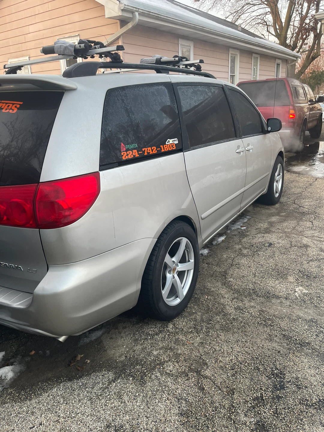 Toyota Sienna LE Minivan - photo 4