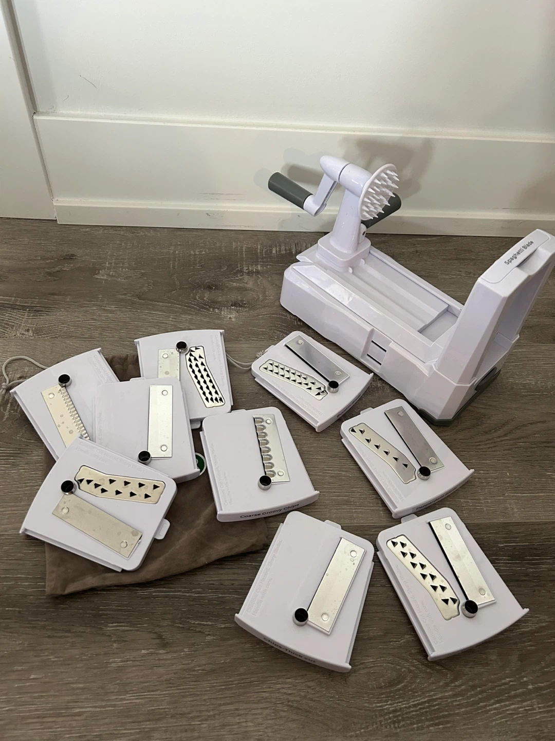 Tabletop vegetable spiralizer + set of blades