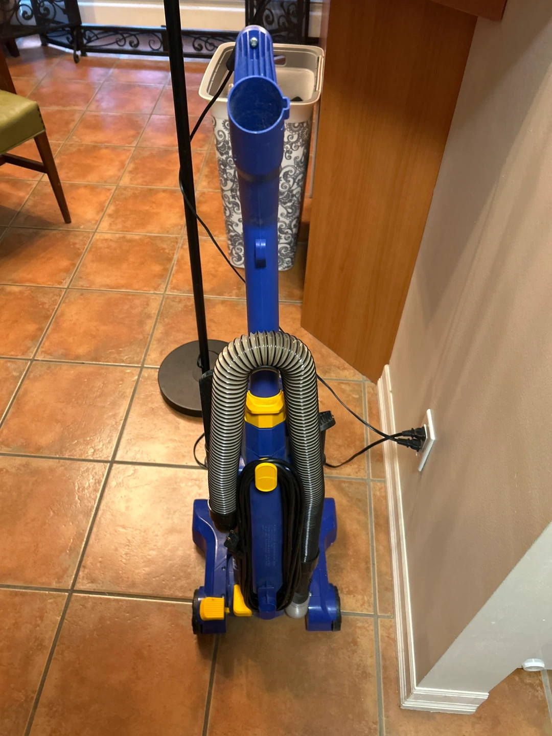 Eureka Floor Vacuum w/ power brush head - photo 3