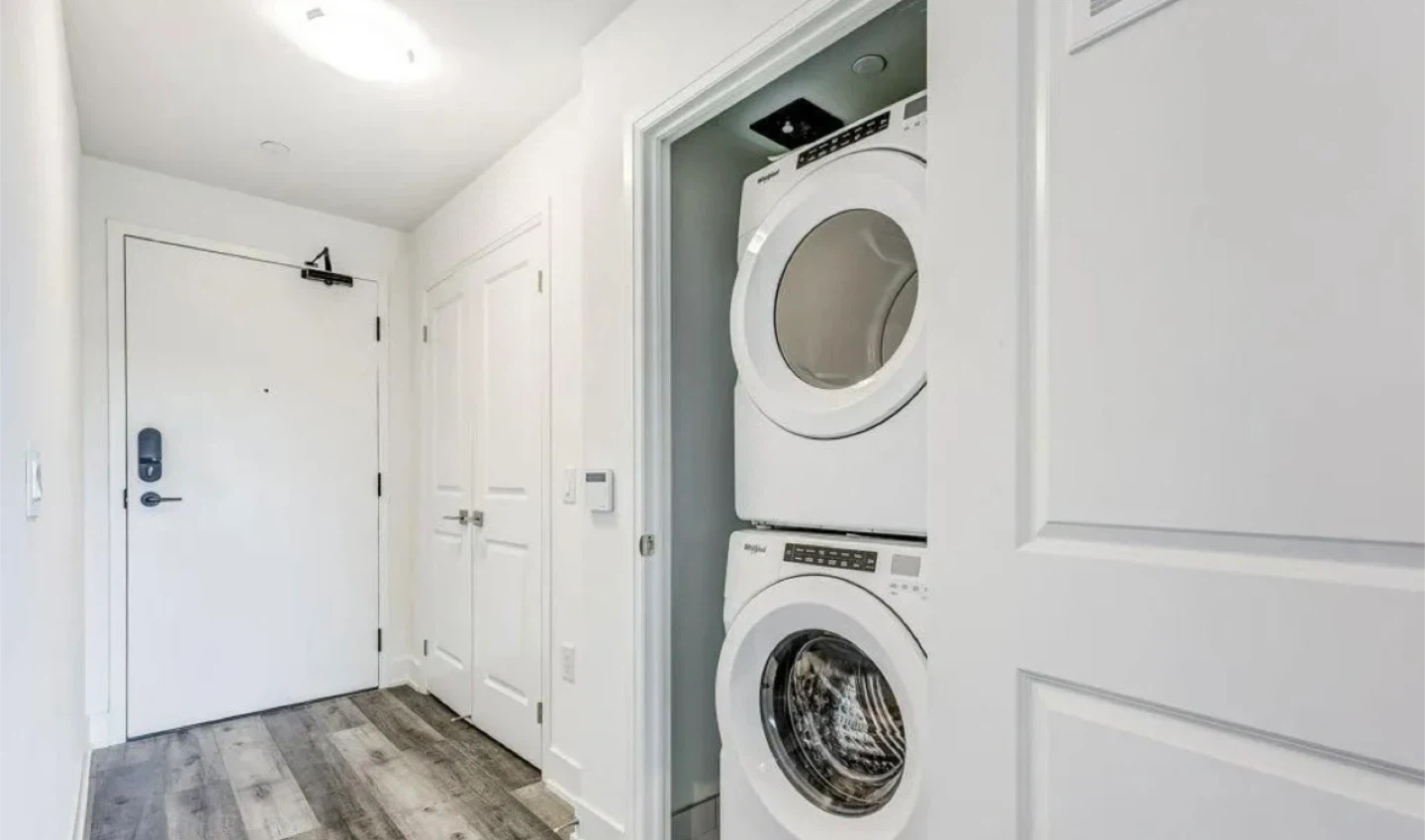 Stouffville 1 Bed Condo + Utilities Included!! - photo 2