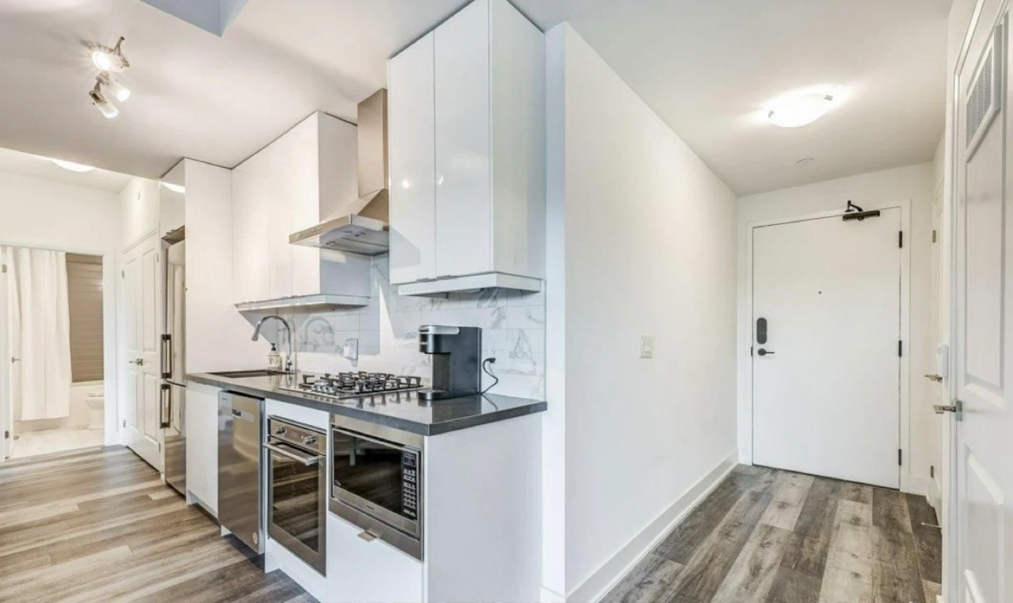 Stouffville 1 Bed Condo + Utilities Included!!