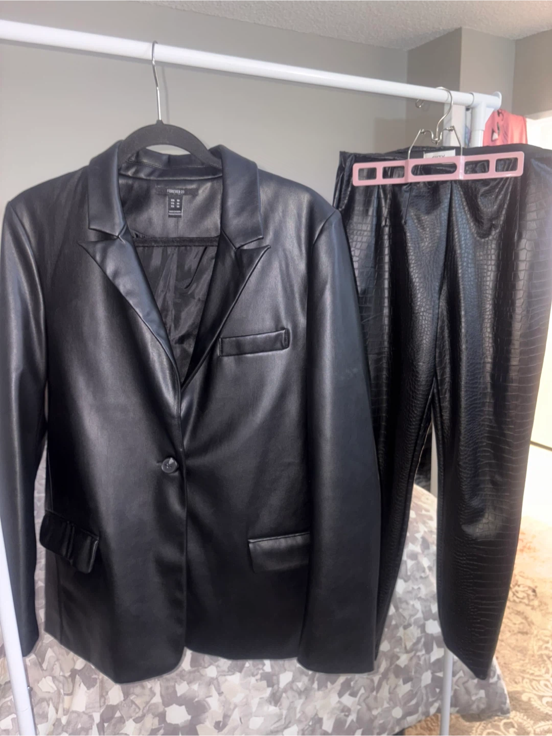 Ensemble veste et pantalon en faux cuir noir Forever 21
