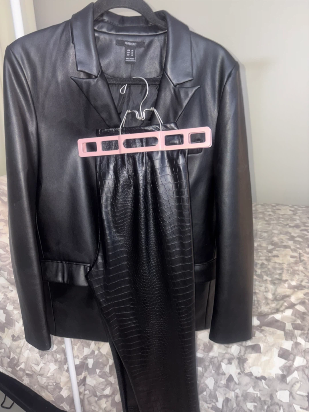 Ensemble veste et pantalon en faux cuir noir Forever 21 - photo 5