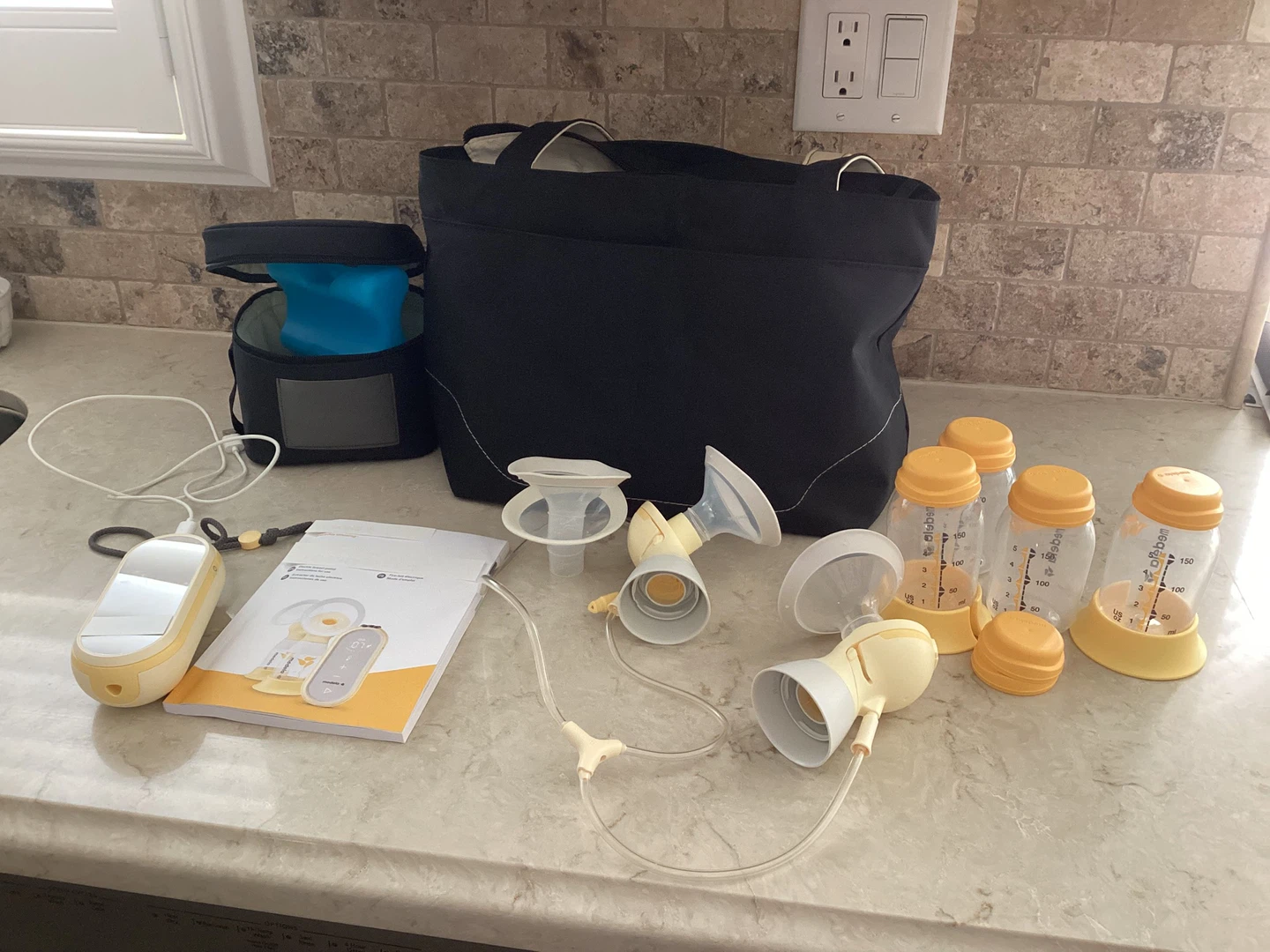 MEDELA FREESTYLE BREASTFEEDING PUMP & EXTRAS (SEE DETAILS)