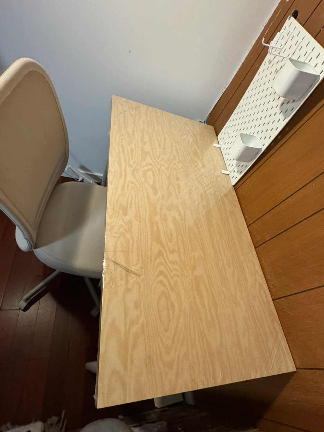 Wood grain desk with pegboard organizer - photo 2