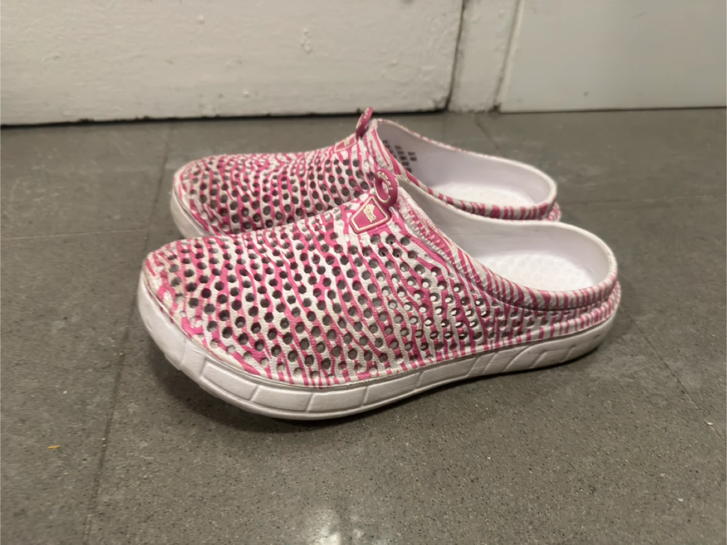 Kauai pink and white slip-on clogs Womens US 9