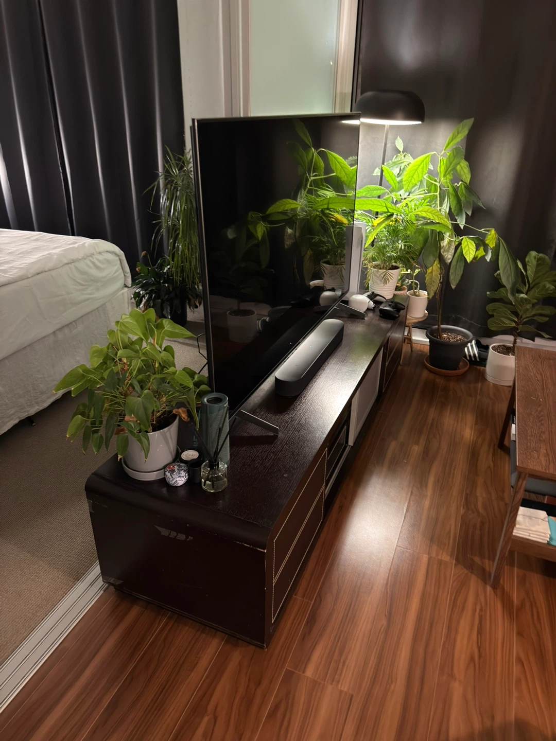 Hudson’s Bay Media Unit solid wood - Dark Walnut