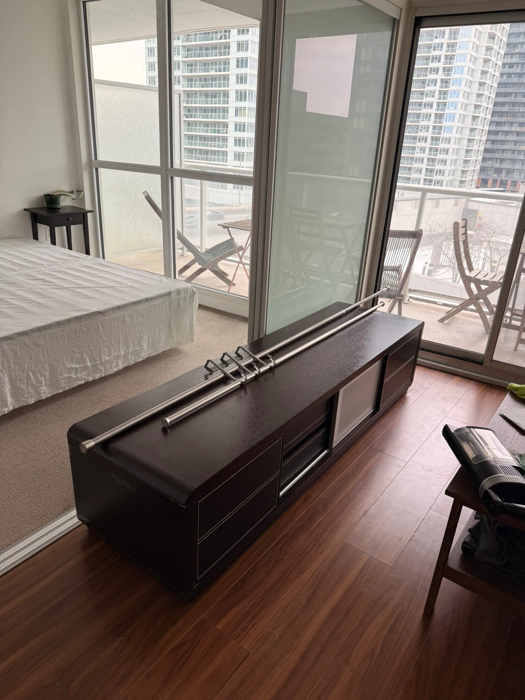 Hudson’s Bay Media Unit solid wood - Dark Walnut - photo 3