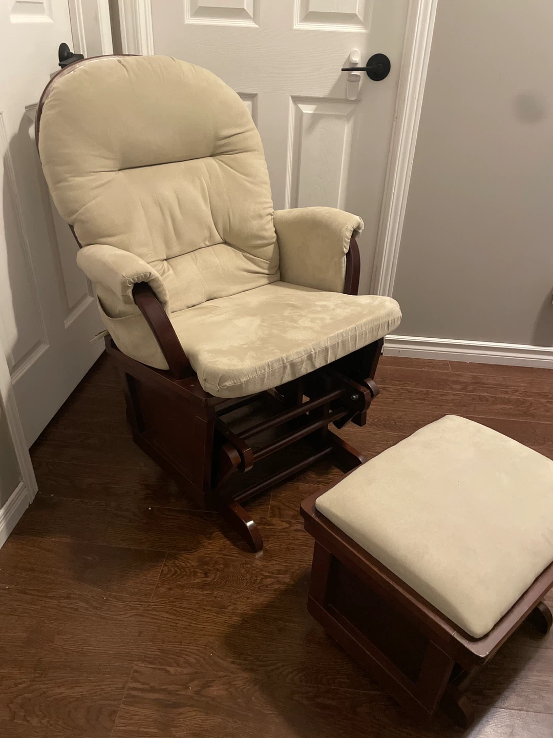 🥕Glider Rocking Chair with Ottoman🥕 - photo 3
