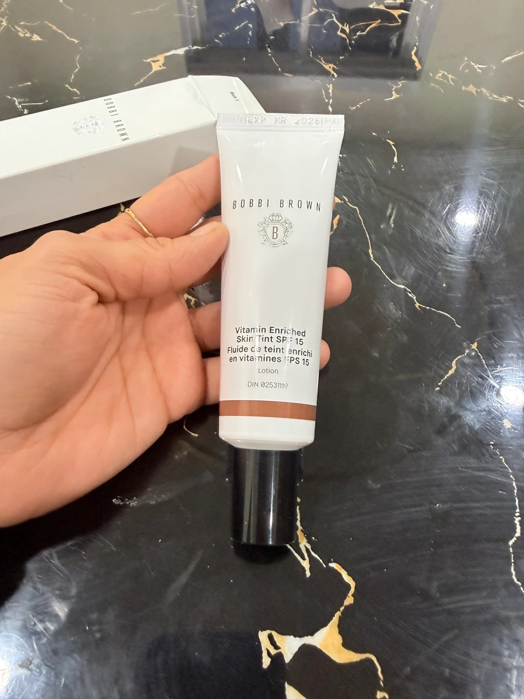 Bobbi Brown Vitamin Enriched Skin Tint SPF 15 - Rich 1 - photo 4