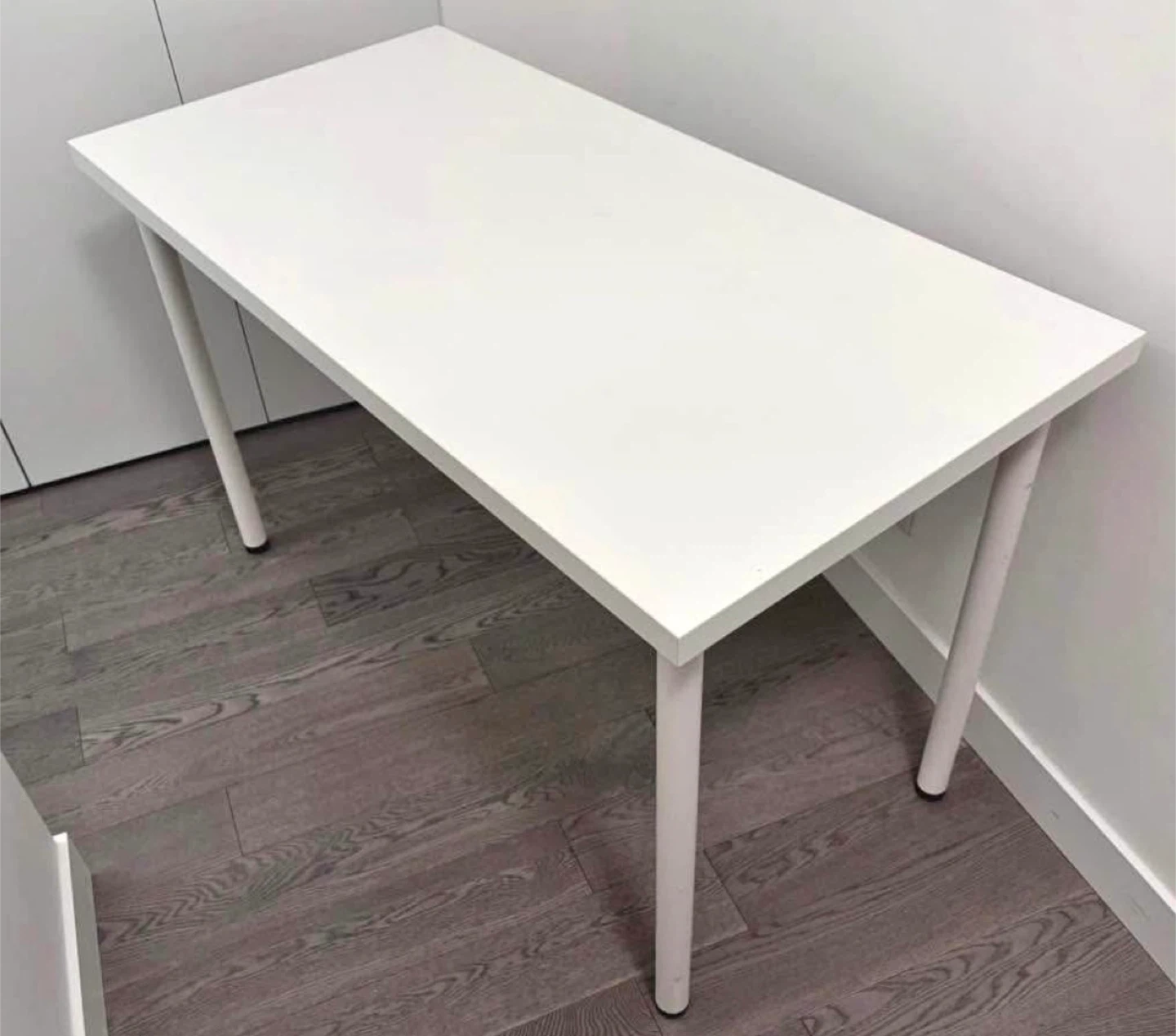 White table and 2 chairs