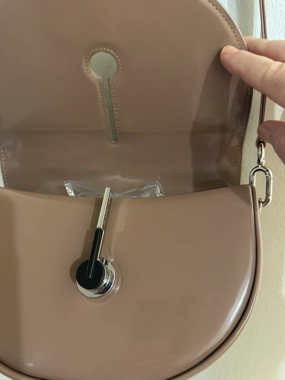 SMARTHAZEL Tan Patent Leather Saddle Bag. 🥕 - photo 2