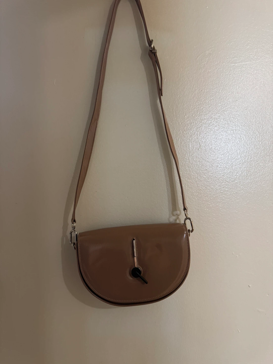 SMARTHAZEL Tan Patent Leather Saddle Bag. 🥕