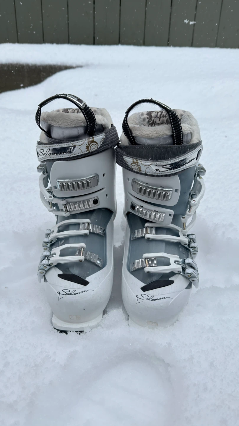 Women's Ski Boots - 23.5 Salomon